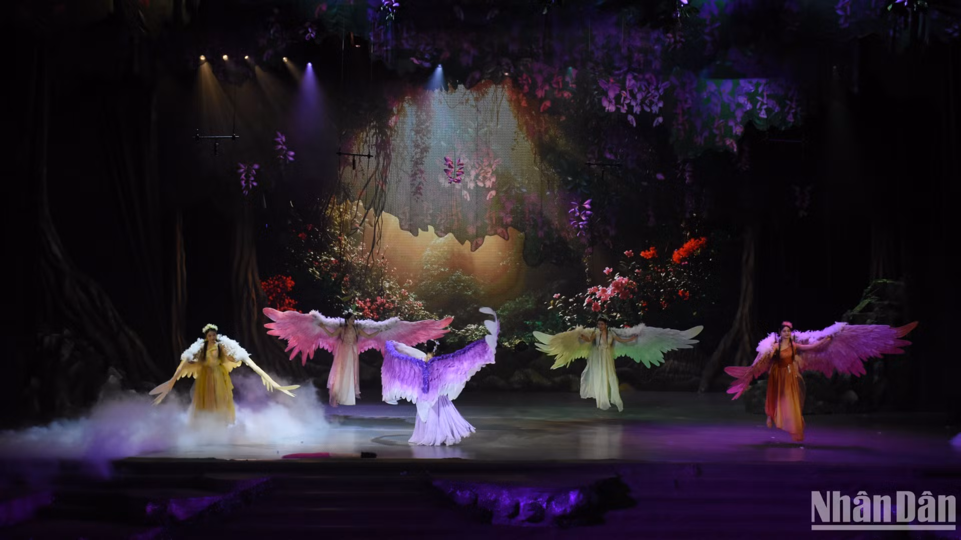 Hình ảnh hóa thân ấn tượng của các diễn viên, nghệ sĩ trong show diễn. (Ảnh: ANH ĐÀO)