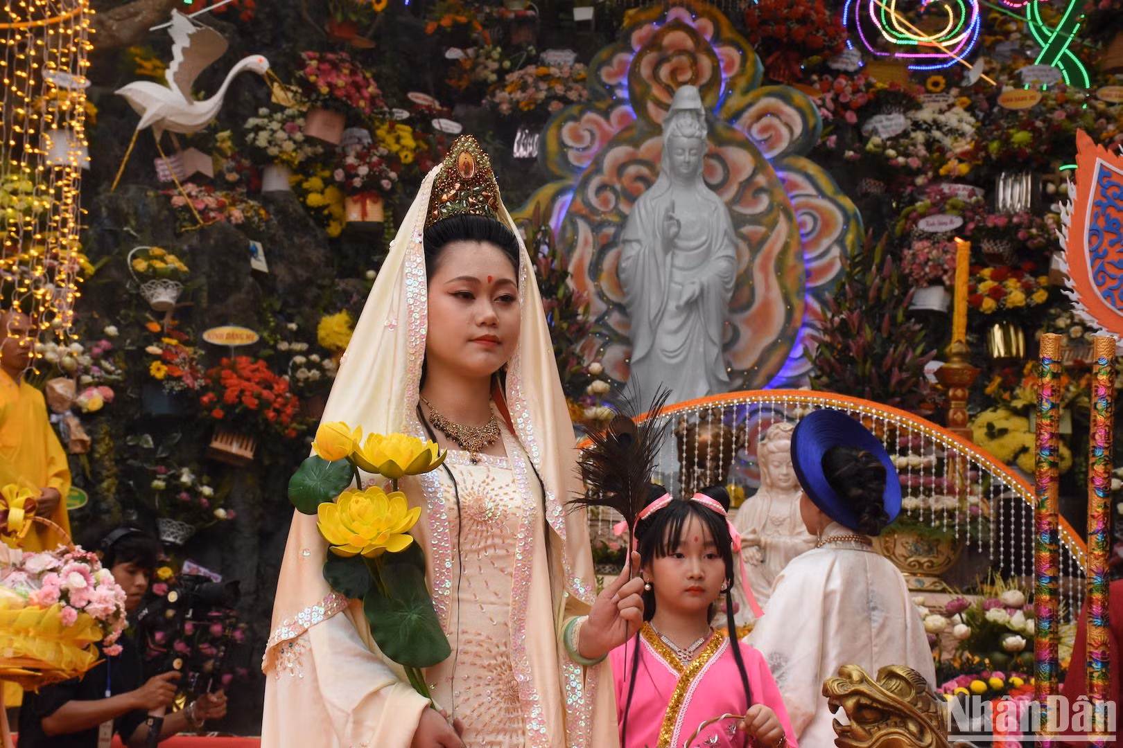 Lễ hóa trang Bồ Tát Quán Thế Âm thực hiện song hành với nghi lễ rước tôn tượng Đức Phật Quán Thế Âm. (Ảnh: ANH ĐÀO) Lễ hóa trang Bồ Tát Quán Thế Âm thực hiện song hành với nghi lễ rước tôn tượng Đức Phật Quán Thế Âm. (Ảnh: ANH ĐÀO)