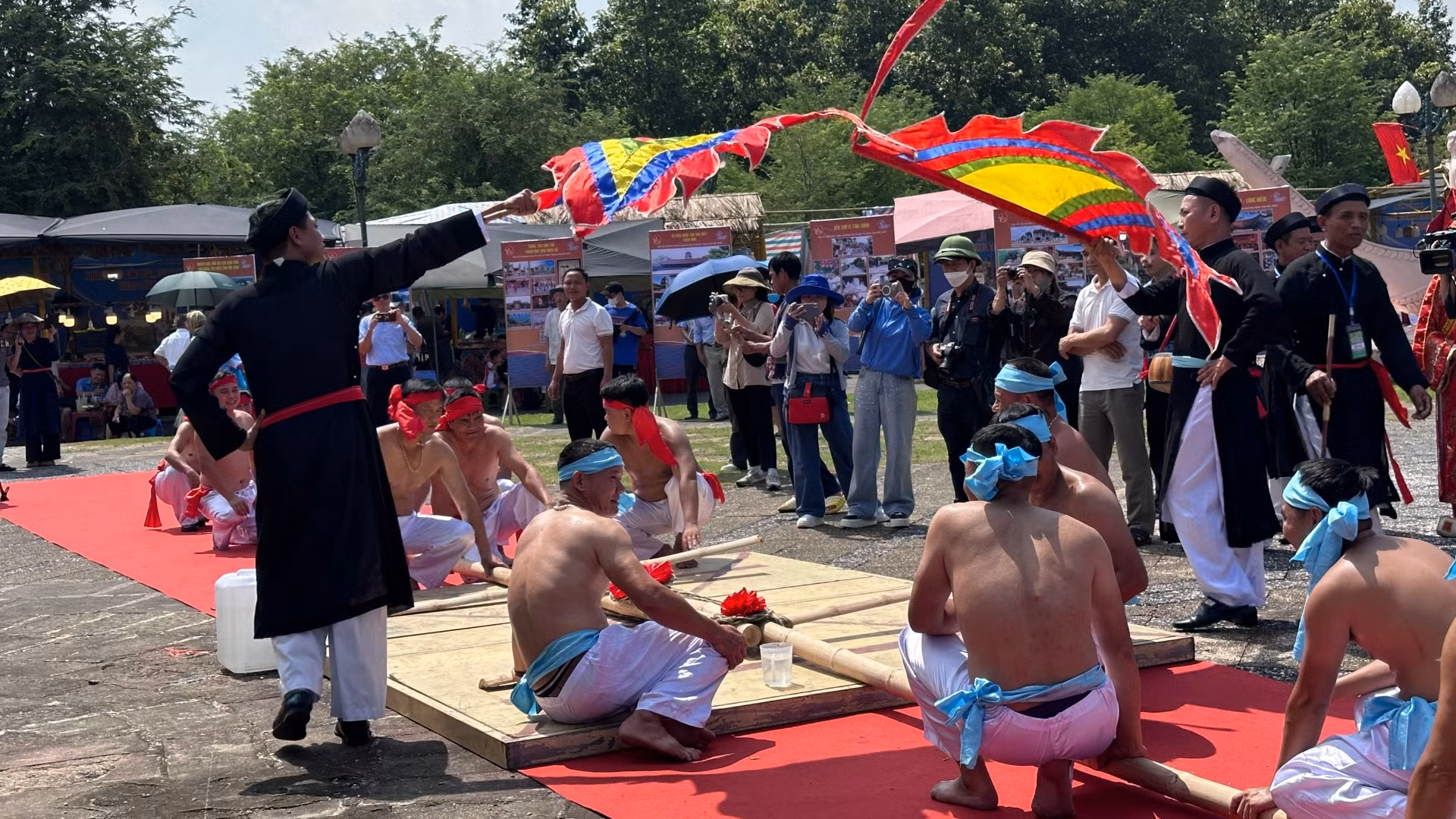 Các nghệ nhân tái hiện nghi thức và trò chơi kéo co làng Hữu Chấp - Di sản văn hóa phi vật thể đại diện của nhân loại.
