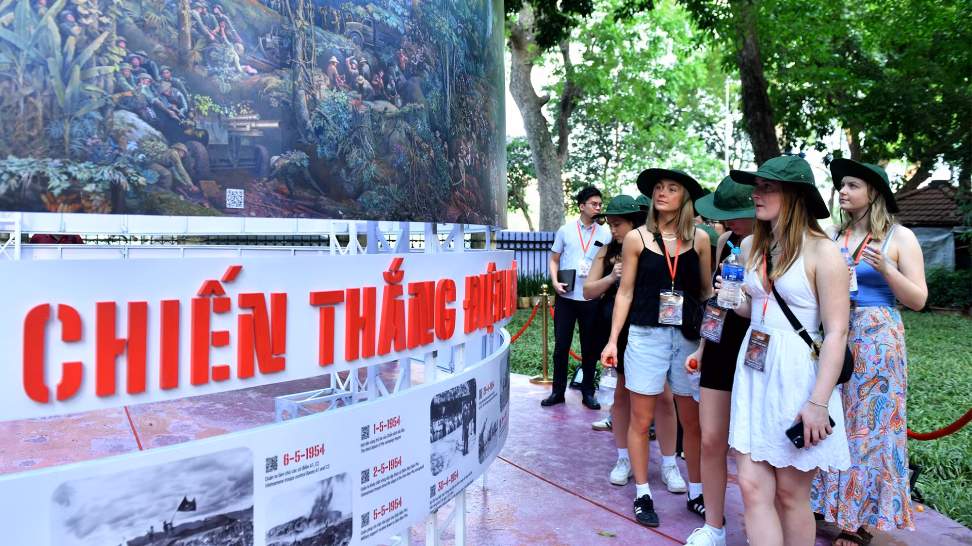 Du khách quốc tế ngắm bức tranh panorama “Chiến dịch Điện Biên Phủ” tại Trụ sở Báo Nhân Dân.