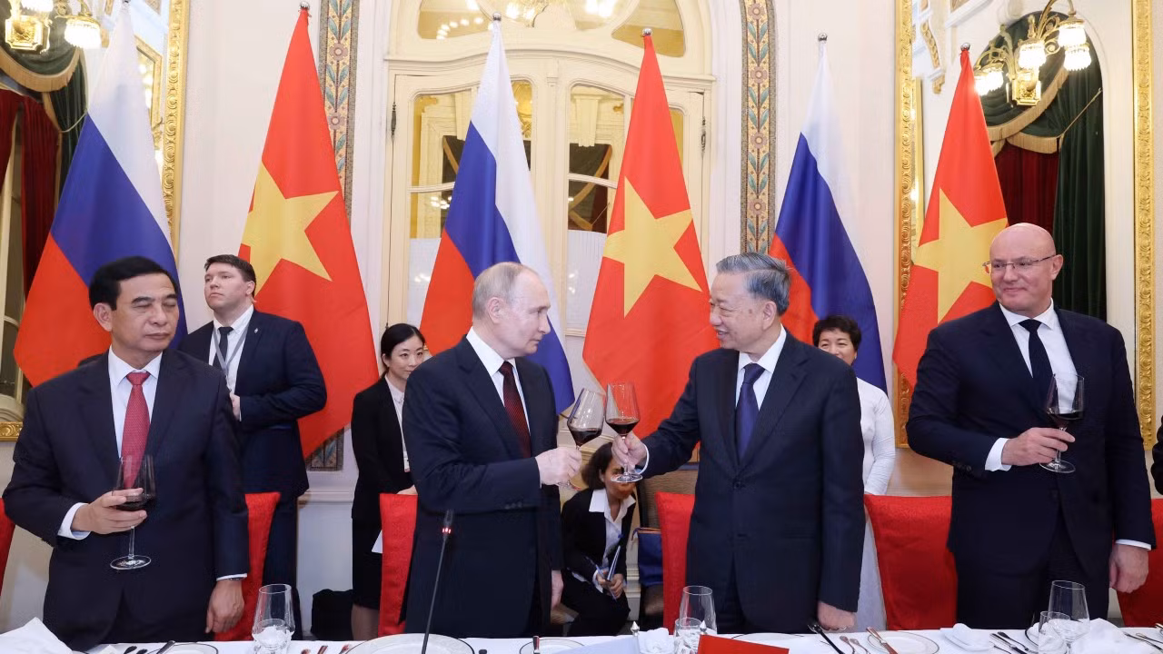Chủ tịch nước Tô Lâm và Tổng thống Vladimir Putin cùng nâng ly chúc mừng. (Ảnh: Nhan Sáng/TTXVN)