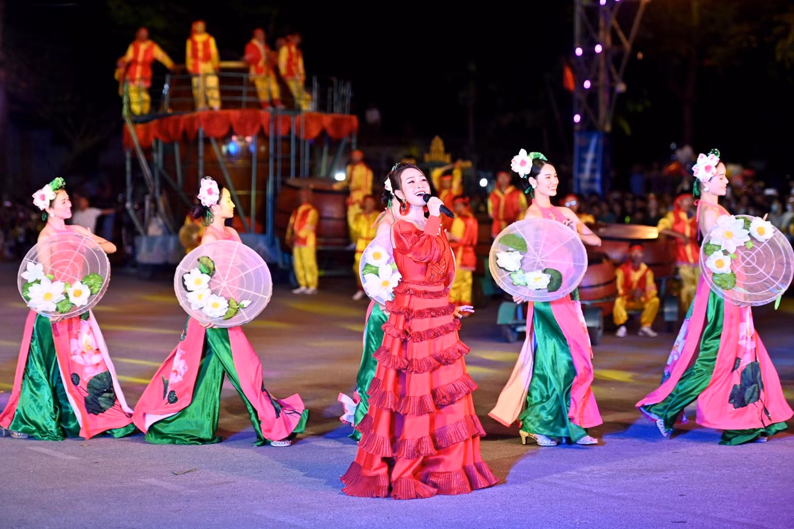 Sôi động Lễ hội đường phố trong khuôn khổ Festival Ninh Bình 2022.