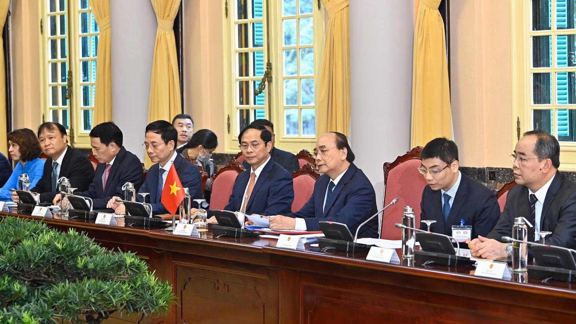 Đoàn đại biểu Việt Nam dự buổi hội đàm.