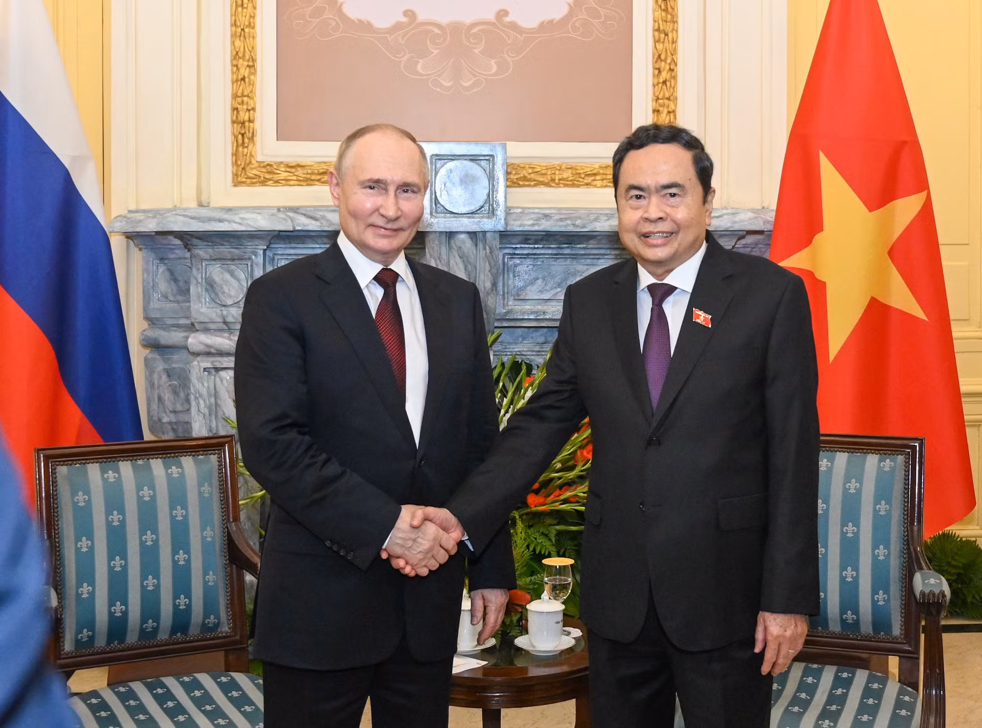 Chủ tịch Quốc hội Trần Thanh Mẫn và Tổng thống Liên bang Nga Vladimir Putin chụp ảnh lưu niệm tại buổi hội kiến.