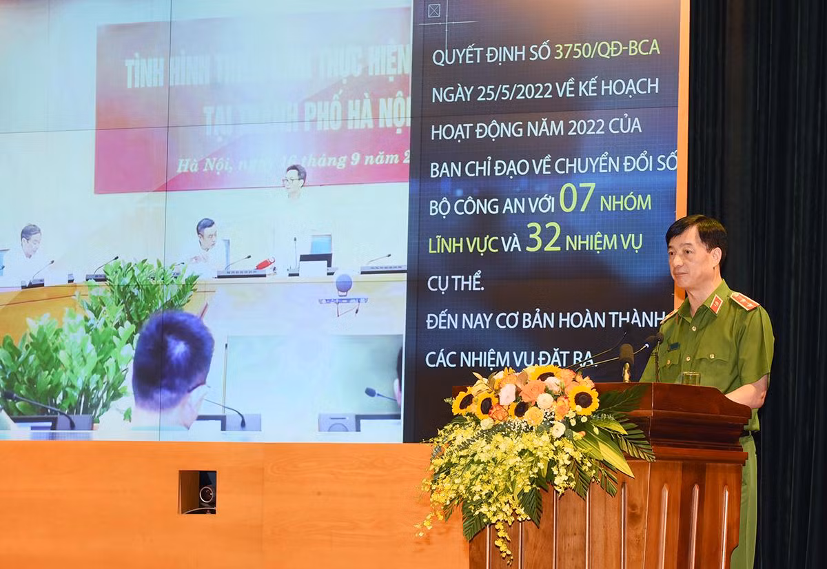 Thứ trưởng Công an Nguyễn Duy Ngọc công bố các quyết định thành lập Ban Chỉ đạo, tổ giúp việc Ban Chỉ đạo về chuyển đổi số Bộ Công an và công bố kết quả các nhóm tiện ích đã cung cấp cho người dân, các nhóm tiện ích đang triển khai và các nhóm tiện ích sẽ triển khai trong năm 2023.