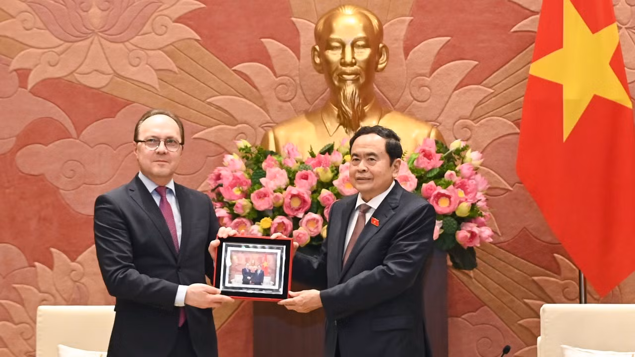 Chủ tịch Quốc hội Trần Thanh Mẫn tặng quà lưu niệm cho Đại sứ Liên bang Nga Gennady Bezdetko. Chủ tịch Quốc hội Trần Thanh Mẫn tặng quà lưu niệm cho Đại sứ Liên bang Nga Gennady Bezdetko.
