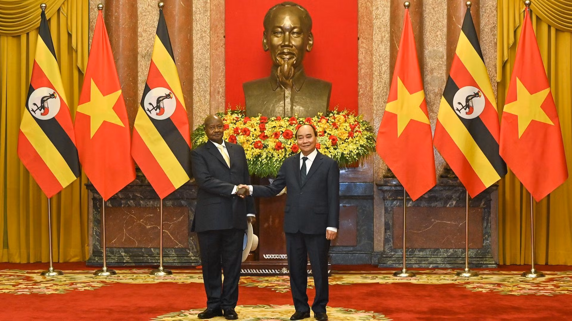 Chủ tịch nước Nguyễn Xuân Phúc và Tổng thống Uganda Yoweri Kaguta Museveni tại lễ đón.