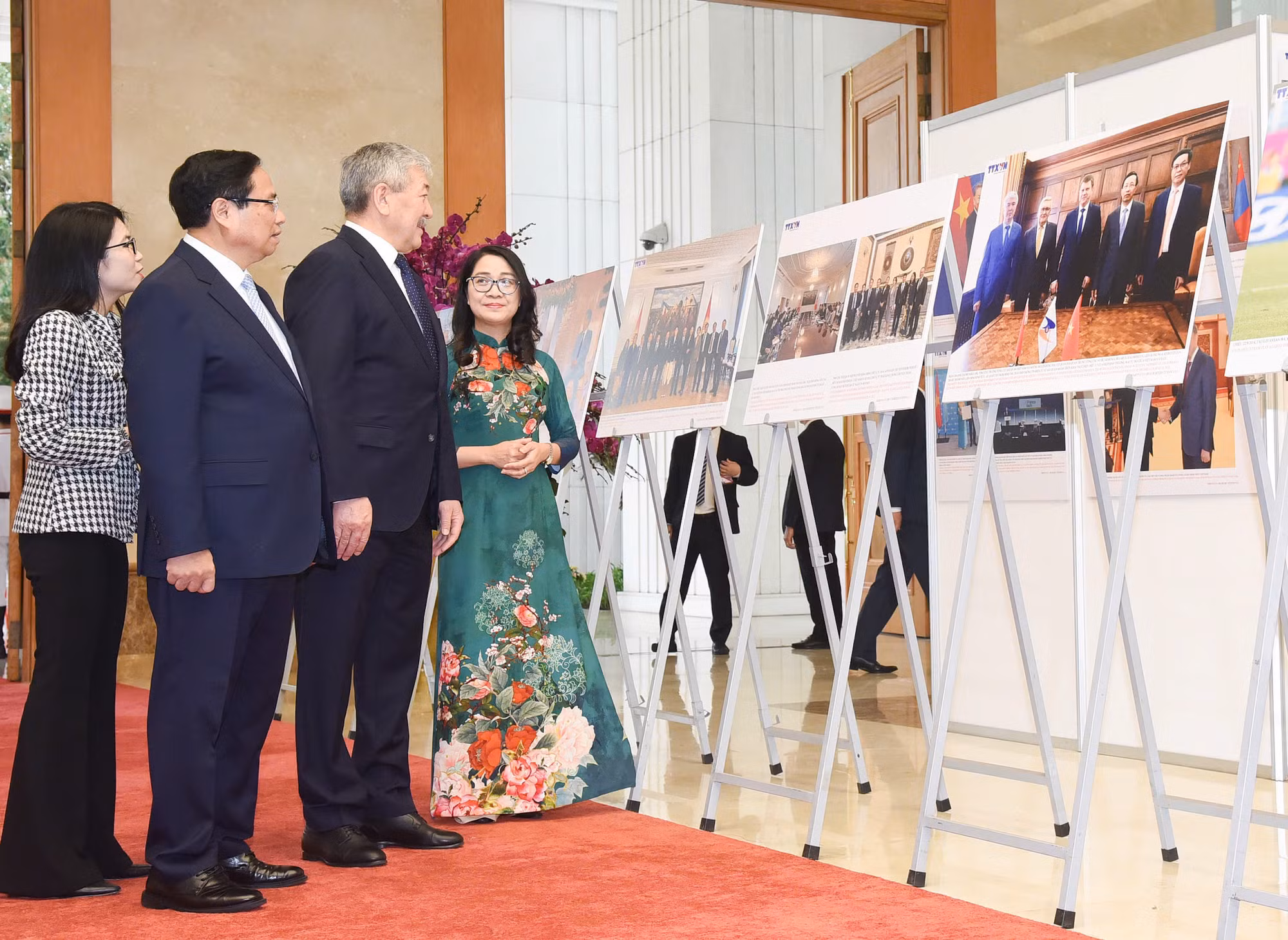 Thủ tướng Phạm Minh Chính và Thủ tướng Kyrgyzstan Adylbek Kasymaliev tham quan hình ảnh hợp tác giữa hai nước.