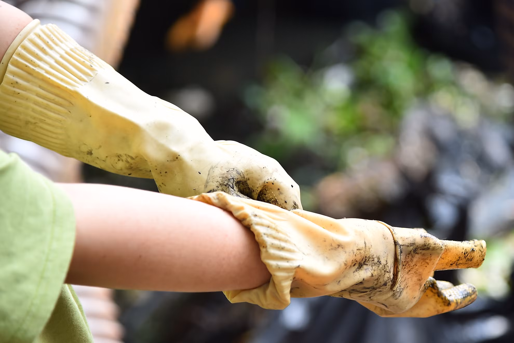 Vừa chỉnh lại đôi găng tay, quệt những giọt mồ hôi đang lăn trên khuôn mặt bạn Phạm Thị Loan, sinh viên Trường đại học Sư phạm Hà Nội chia sẻ: "Buổi đầu tiên trở lại sau thời gian tạm nghỉ để thi tôi cảm thấy rất là vui và háo hứng. Thông qua những buổi như hôm nay tôi muốn lan tỏa đến cho thành viên gia đình mình, các bạn học hãy cùng nhau giữ gìn môi trường sống quanh ta".