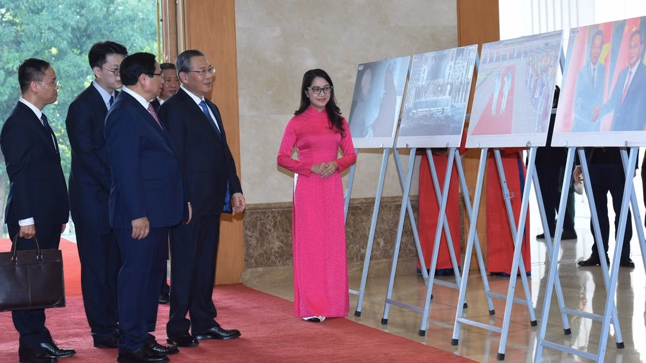 Thủ tướng Phạm Minh Chính giới thiệu với Thủ tướng Trung Quốc Lý Cường về hình ảnh hợp tác giữa Việt Nam và Trung Quốc. Thủ tướng Phạm Minh Chính giới thiệu với Thủ tướng Trung Quốc Lý Cường về hình ảnh hợp tác giữa Việt Nam và Trung Quốc.