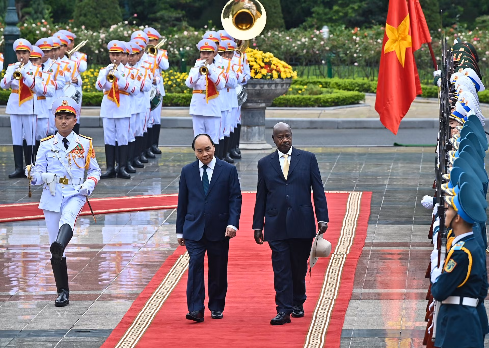 Chủ tịch nước Nguyễn Xuân Phúc và Tổng thống Uganda Yoweri Kaguta Museveni duyệt đội danh dự Quân đội nhân dân Việt Nam.