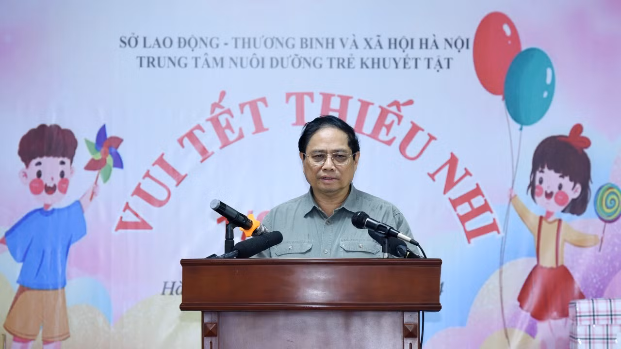 Thủ tướng Phạm Minh Chính phát biểu động viên trẻ em khuyết tật tại Trung tâm Nuôi dưỡng trẻ khuyết tật Hà Nội.