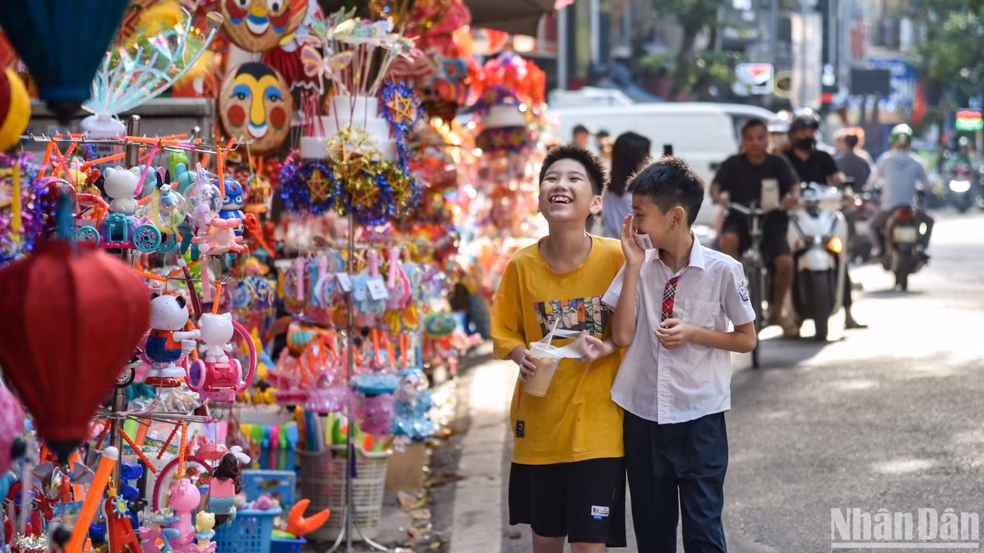 Đèn ông sao - món đồ chơi không thể thiếu trong dịp tết Trung thu được bày bán với đủ mọi kích cỡ phục vụ nhu cầu của người dân.