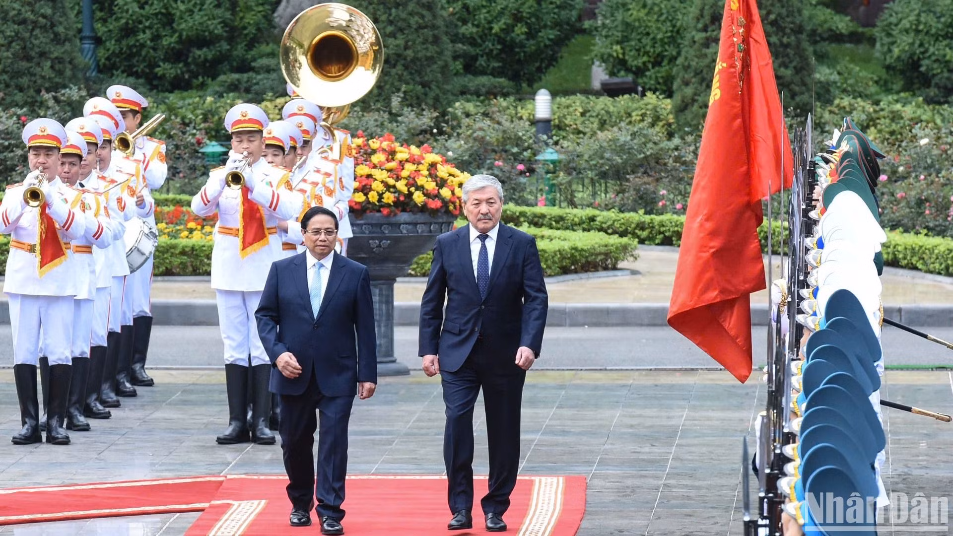 Thủ tướng Phạm Minh Chính và Thủ tướng Kyrgyzstan Adylbek Kasymaliev duyệt Đội danh dự Quân đội nhân dân Việt Nam.