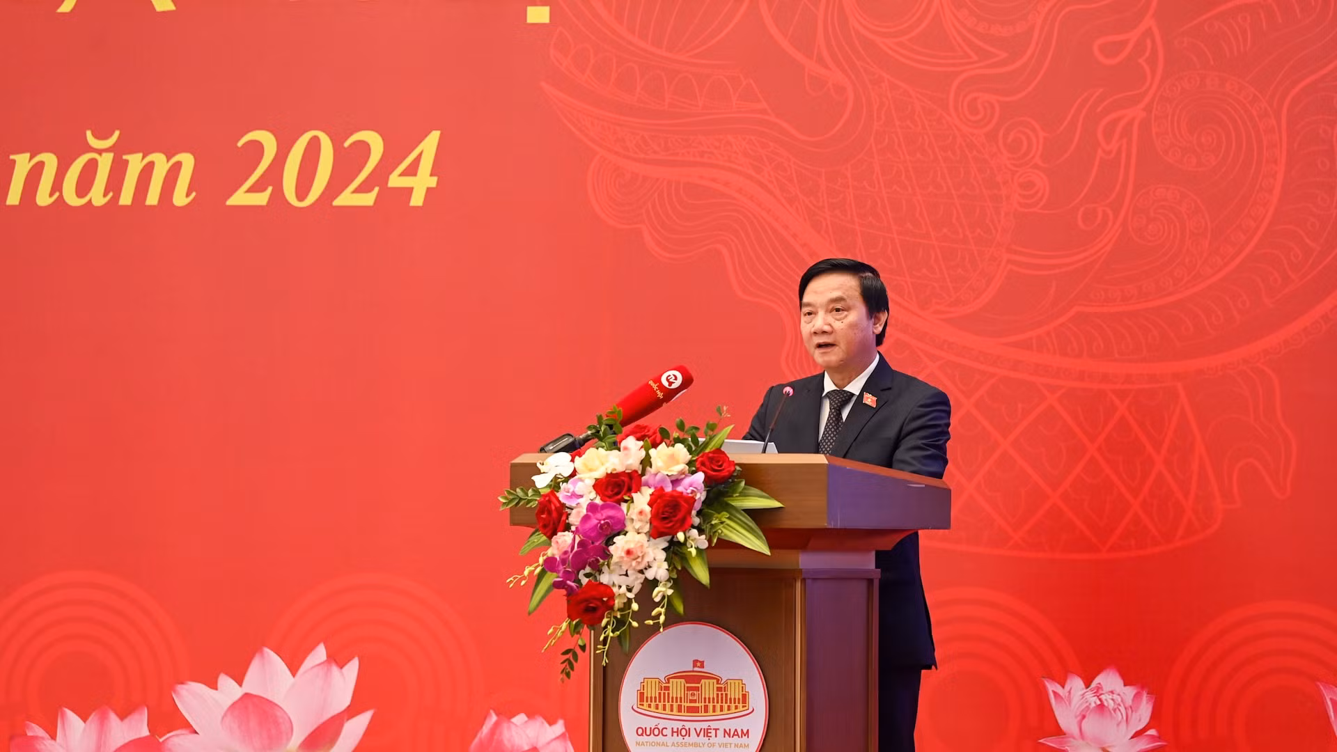 Phó Chủ tịch Quốc hội Nguyễn Khắc Định trình bày Báo cáo quán triệt những điểm mới, nội dung trọng tâm, yêu cầu và nhiệm vụ chủ yếu triển khai luật, nghị quyết được Quốc hội thông qua tại Kỳ họp thứ Sáu và Kỳ họp bất thường lần thứ Năm, Quốc hội khóa XV.
