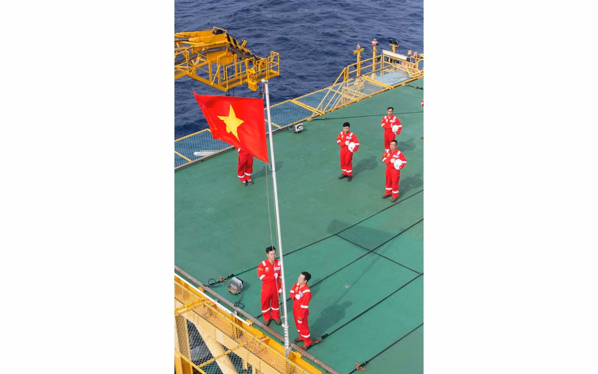 Nguyễn Ngọc Nhã, người nhận trách nhiệm kéo cờ lần này nói mỗi lần đứng hát Quốc ca ở đây, anh đều cảm giác xúc động khôn tả. Nhã cũng là một trong những đảng viên trẻ được kết nạp ngay tại giàn khoan Hải Thạch-Mộc Tinh năm 2020.