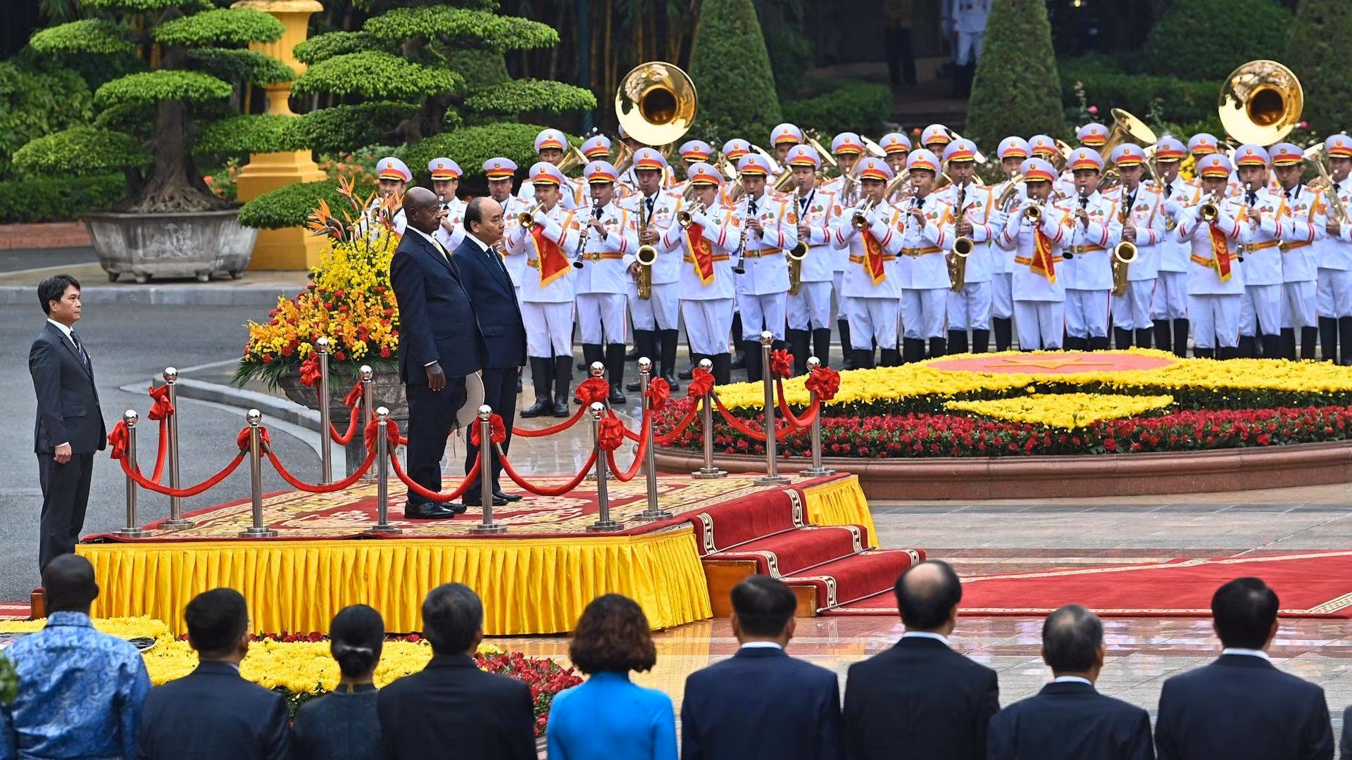 Chủ tịch nước Nguyễn Xuân Phúc và Tổng thống Uganda Yoweri Kaguta Museveni trên bục danh dự, nghe quân nhạc cử Quốc thiều hai nước.