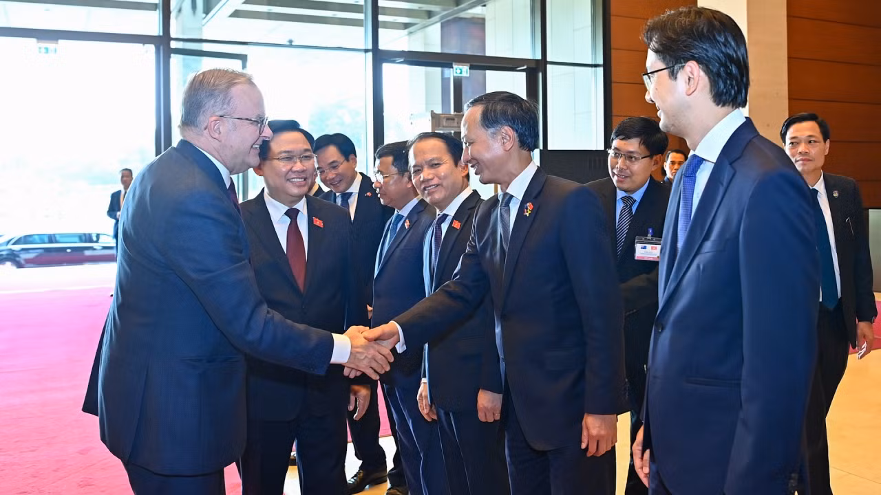 Chủ tịch Quốc hội Vương Đình Huệ giới thiệu với Thủ tướng Australia Anthony Albanese thành viên đoàn Việt Nam dự buổi tiếp.