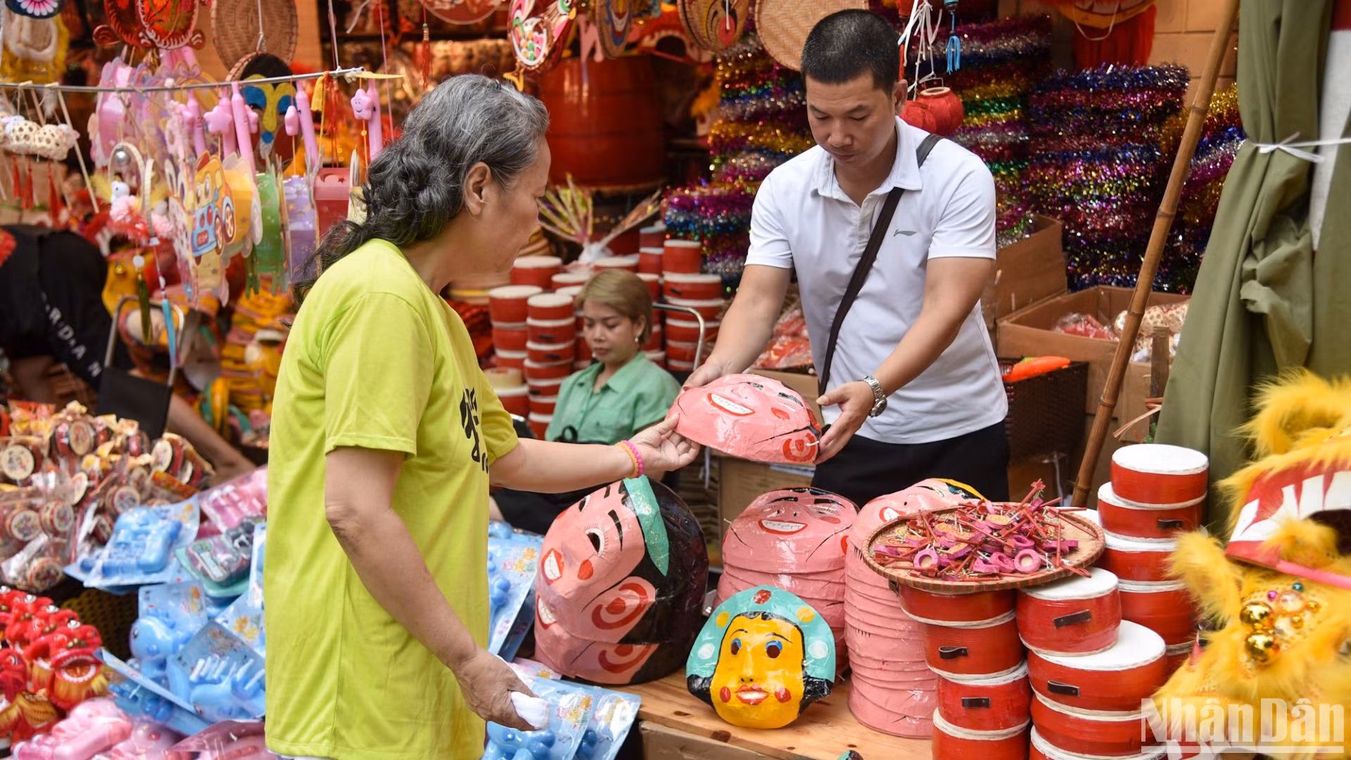 Cảnh mua bán diễn ra rất tấp nập vào những ngày này. Một tiểu thương cho biết giá cả của những mặt hàng đồ chơi vẫn giữ nguyên ở mức ổn định giống như năm ngoái.