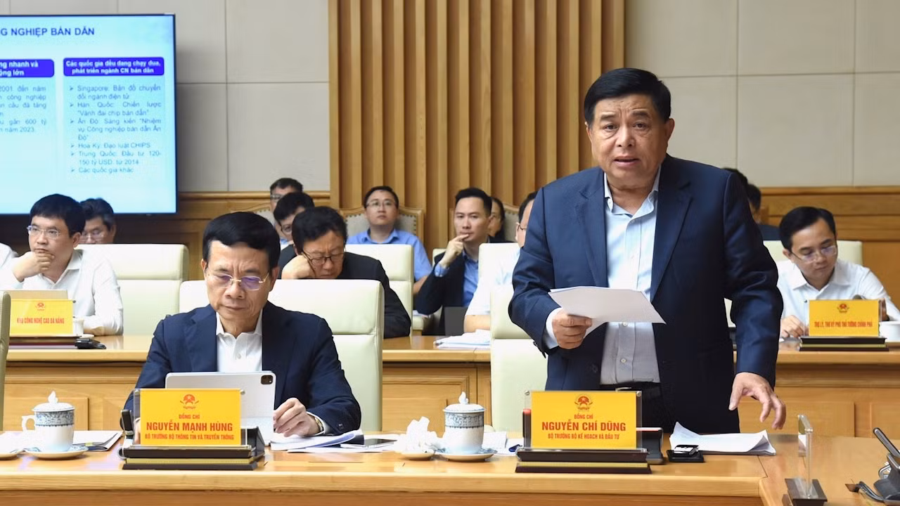 Bộ trưởng Kế hoạch và Đầu tư Nguyễn Chí Dũng trao đổi về Đề án "Phát triển nguồn nhân lực ngành công nghiệp bán dẫn đến năm 2030, định hướng đến năm 2045".