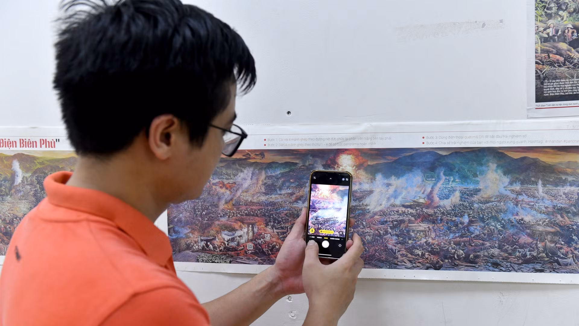 Những người yêu thích công nghệ có thể trải nghiệm tương tác bằng cách dùng điện thoại quét các mã QR trên tranh hoặc tải ứng dụng xem hình ảnh chuyển động bằng công nghệ thực tế tăng cường (AR).