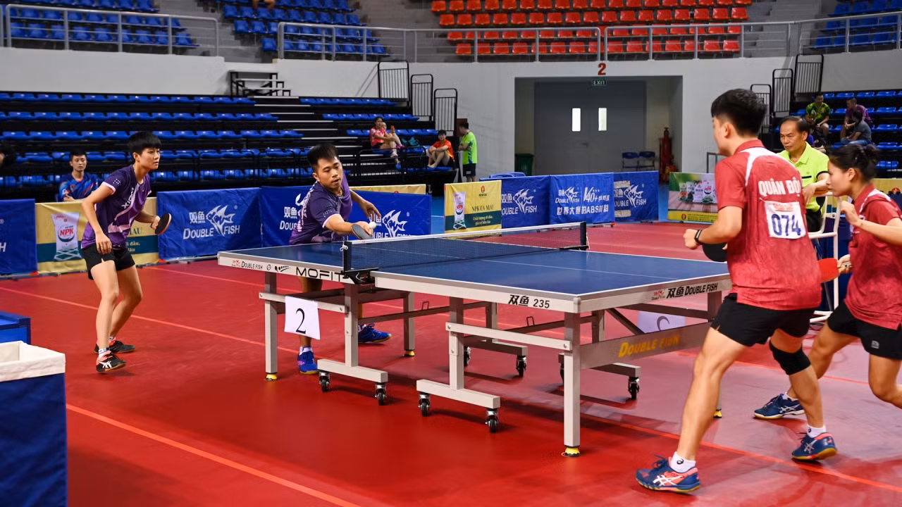 Hai séc đầu tiên trong trận tứ kết giữa Nguyễn Đức Tuân-Bùi Ngọc Lan (Hải Dương-Long Hải) gặp Bùi Thế Nghĩa-Vũ Hoài Thanh diễn ra với lợi thế nghiêng về cặp đôi Hải Dương-Long Hải với tỷ số lần lượt là 11-6 và 11-8.