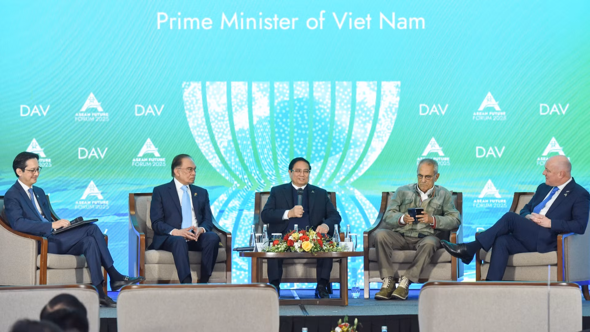 Thủ tướng Phạm Minh Chính và Thủ tướng Malaysia Anwar bin Ibrahim, Thủ tướng New Zealand Christopher Luxon, Tổng thống Timor-Leste Jose Ramos-Horta trao đổi với các đại biểu tại diễn đàn.