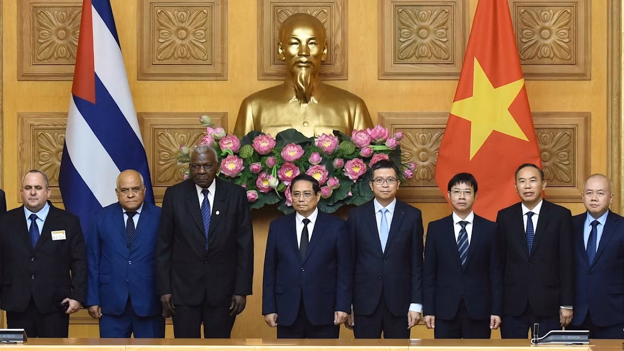Thủ tướng Phạm Minh Chính, Chủ tịch Quốc hội Cuba Esteban Lazo Hernandez và các thành viên đoàn Cuba. Thủ tướng Phạm Minh Chính, Chủ tịch Quốc hội Cuba Esteban Lazo Hernandez và các thành viên đoàn Cuba.