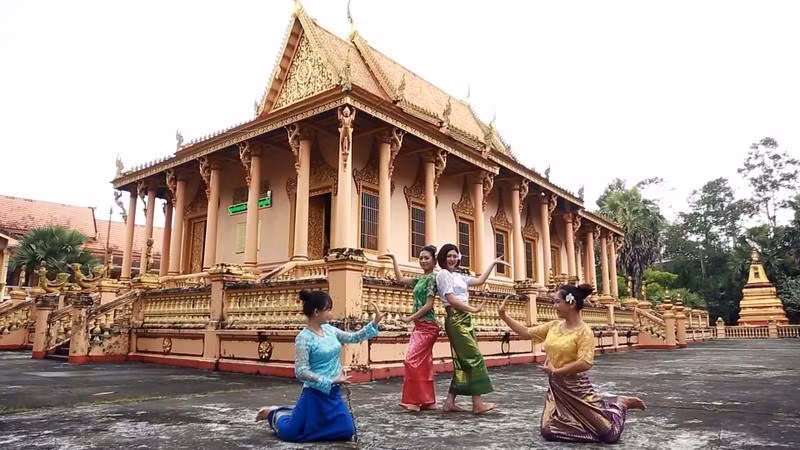 Các cô gái Khmer duyên dáng trong điệu múa rom vong.