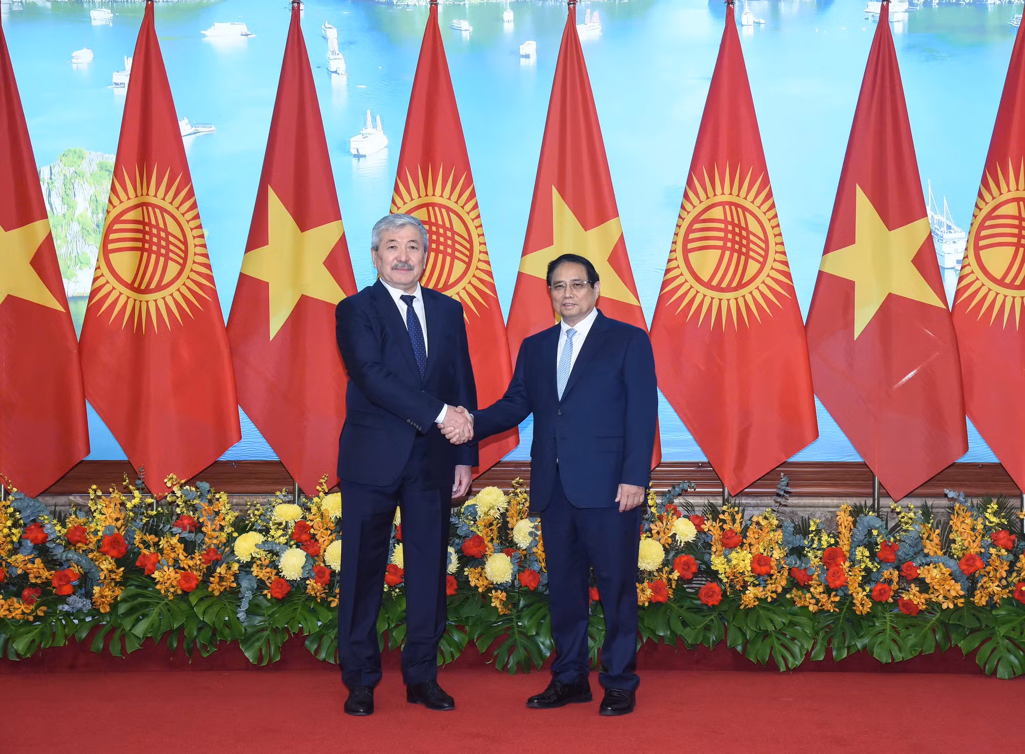 Thủ tướng Phạm Minh Chính và Thủ tướng Kyrgyzstan Adylbek Kasymaliev.