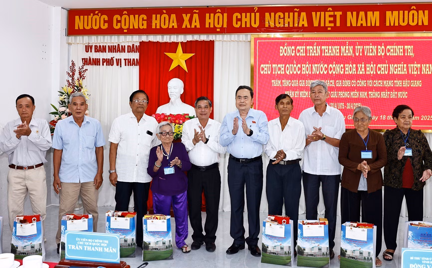 Chủ tịch Quốc hội Trần Thanh Mẫn thăm, tặng quà 50 gia đình chính sách, người có công với cách mạng. (Ảnh: Doãn Tấn/TTXVN)