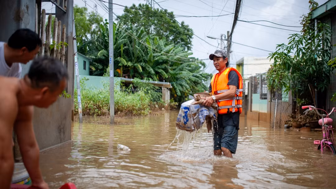 Ứng trực làm nhiệm vụ cứu trợ trong những ngày mưa lớn, anh Lê Văn Hoàng, 45 tuổi, ngụ tại đây, cũng phải tham gia dọn dẹp đường phố trong sáng nay. Chỉ tay về phía cuối hẻm, anh Hoàng nói: “Chỗ này hôm qua là hắn ngập khoảng nửa mét, còn mà càng đi xuống phía dưới kia là càng ngập nặng nữa, ngập hơn đầu. Mấy hộ dưới kia là phải di tản hết”. Ứng trực làm nhiệm vụ cứu trợ trong những ngày mưa lớn, anh Lê Văn Hoàng, 45 tuổi, ngụ tại đây, cũng phải tham gia dọn dẹp đường phố trong sáng nay. Chỉ tay về phía cuối hẻm, anh Hoàng nói: “Chỗ này hôm qua là hắn ngập khoảng nửa mét, còn mà càng đi xuống phía dưới kia là càng ngập nặng nữa, ngập hơn đầu. Mấy hộ dưới kia là phải di tản hết”.