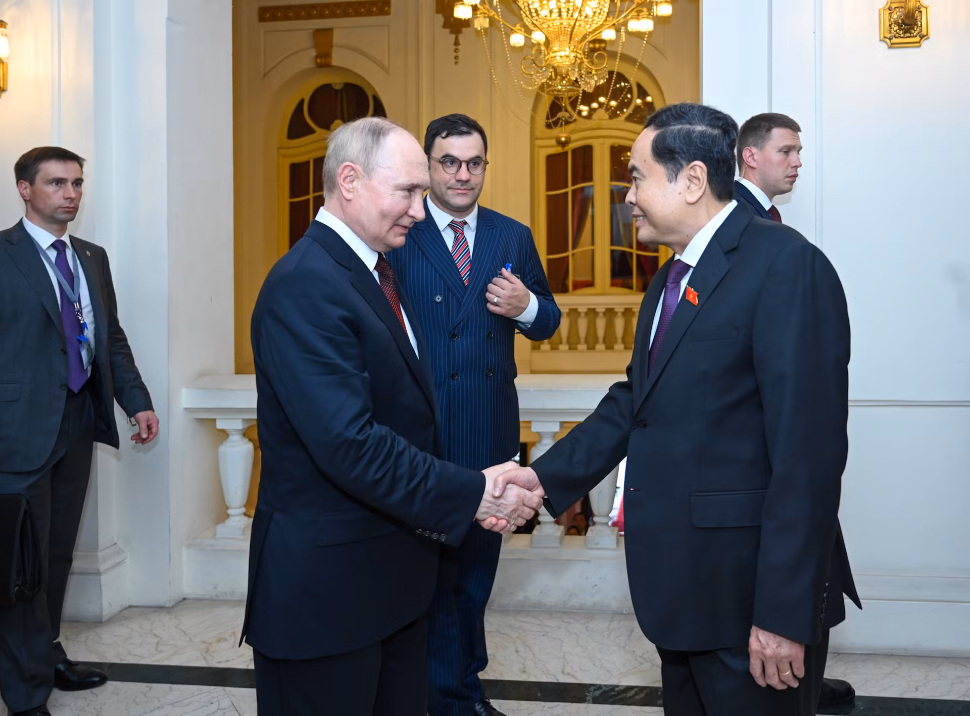 Chủ tịch Quốc hội Trần Thanh Mẫn đón Tổng thống Liên bang Nga Vladimir Putin.
