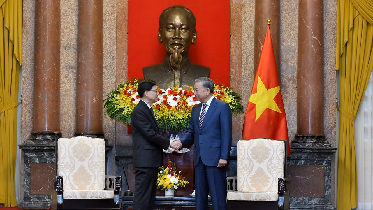 Chủ tịch nước Tô Lâm với Trưởng Khu hành chính đặc biệt Hồng Kông (Trung Quốc) Lý Gia Siêu tại Phủ Chủ tịch.