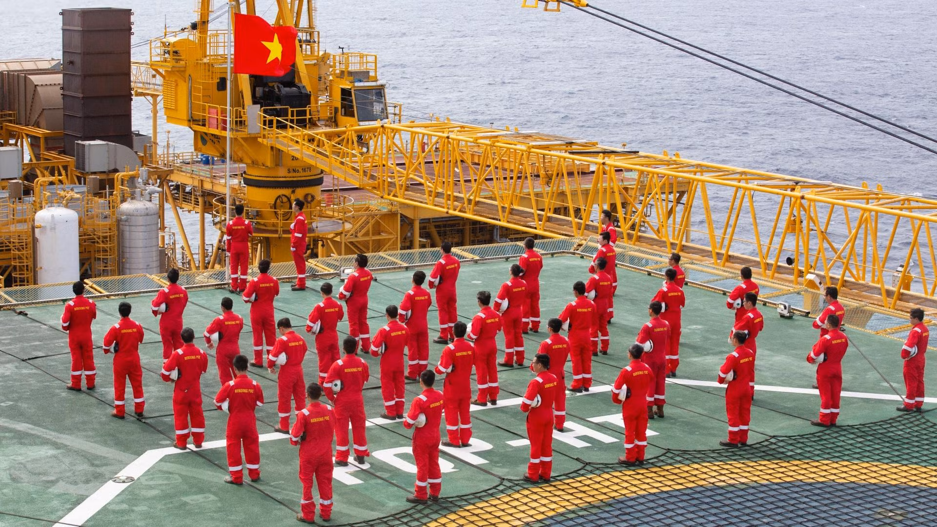 Giàn trưởng Đoàn Mai Lâm nói nhiều năm qua, đây đã là một nghi thức không thể thiếu khi bắt đầu một tuần mới của cán bộ, công nhân viên, người lao động trên giàn khoan.