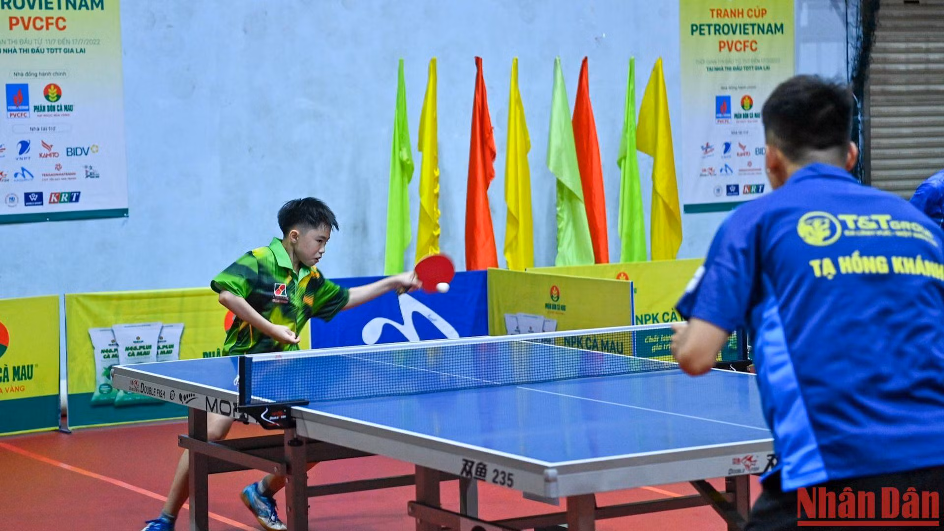 Dù tay cầm vợt chỉ qua khỏi mặt bàn một chút, tuổi đời chưa bằng tuổi nghề nhiều đối thủ nhưng Gia Huy đã thi đấu chững chạc, tự tin trước nhiều đàn anh.