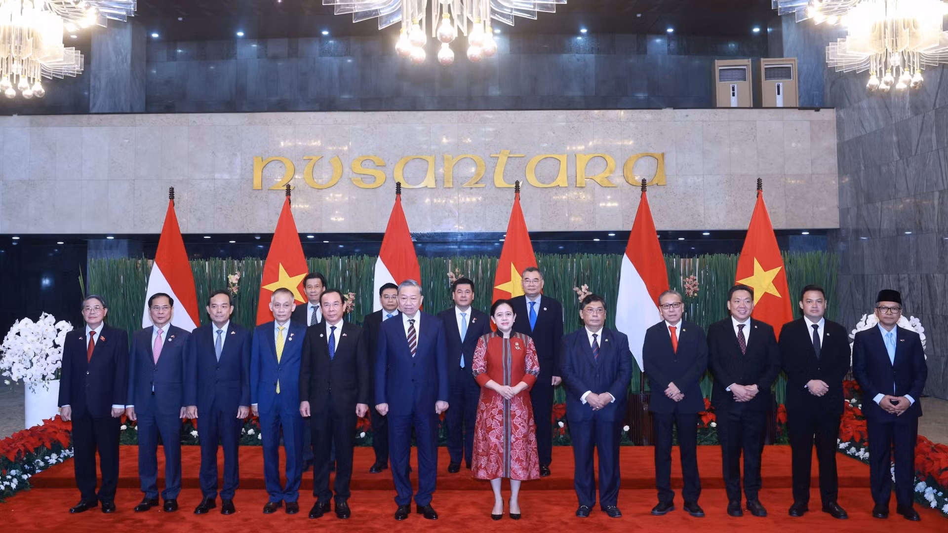 Tổng Bí thư Tô Lâm, Chủ tịch Hạ viện Indonesia Puan Maharani và các đại biểu chụp ảnh chung. (Ảnh: Thống Nhất/TTXVN)