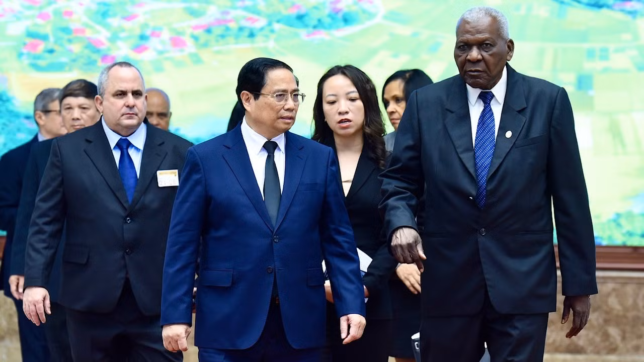 Thủ tướng Phạm Minh Chính tiễn Chủ tịch Quốc hội Cuba Esteban Lazo Hernandez. Thủ tướng Phạm Minh Chính tiễn Chủ tịch Quốc hội Cuba Esteban Lazo Hernandez.