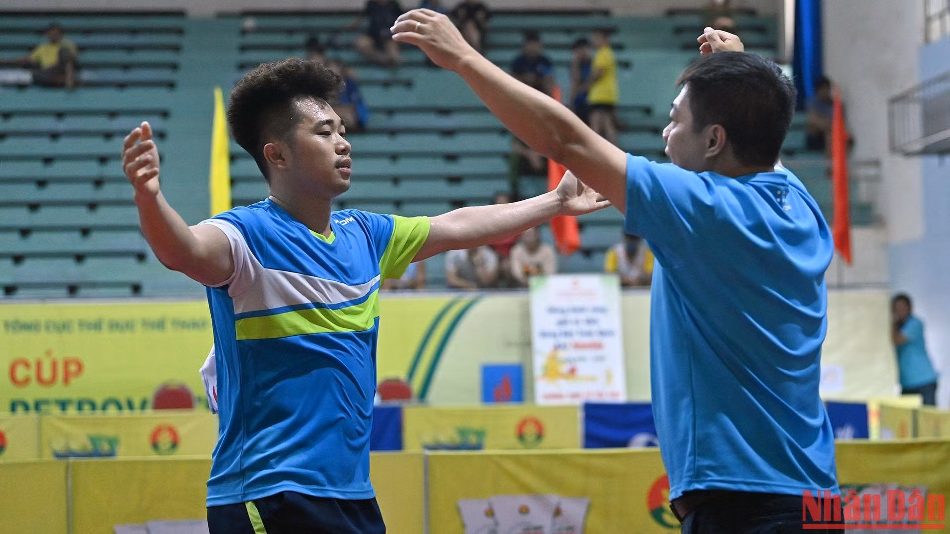 Tay vợt Nguyễn Đức Tuân chạy lại ôm lấy huấn luyện viên sau khi giành chiến thắng tại trận đấu bán kết đơn nam. (Ảnh: Duy Linh) Tay vợt Nguyễn Đức Tuân chạy lại ôm lấy huấn luyện viên sau khi giành chiến thắng tại trận đấu bán kết đơn nam. (Ảnh: Duy Linh)