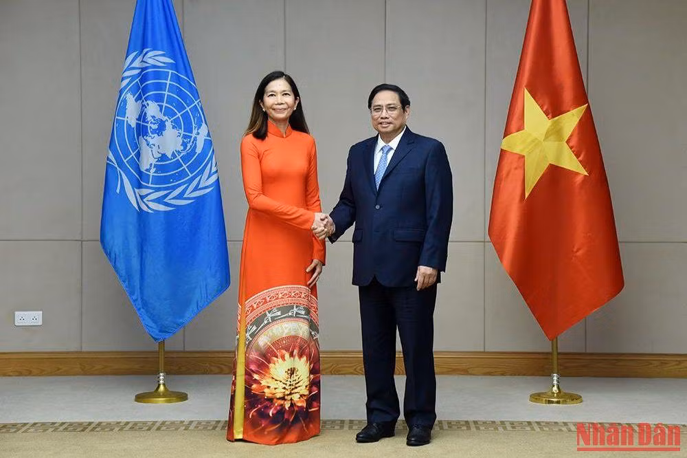 Thủ tướng Phạm Minh Chính và bà Pauline Tamesis, Điều phối viên thường trú của Liên hợp quốc tại Việt Nam. Thủ tướng Phạm Minh Chính và bà Pauline Tamesis, Điều phối viên thường trú của Liên hợp quốc tại Việt Nam.