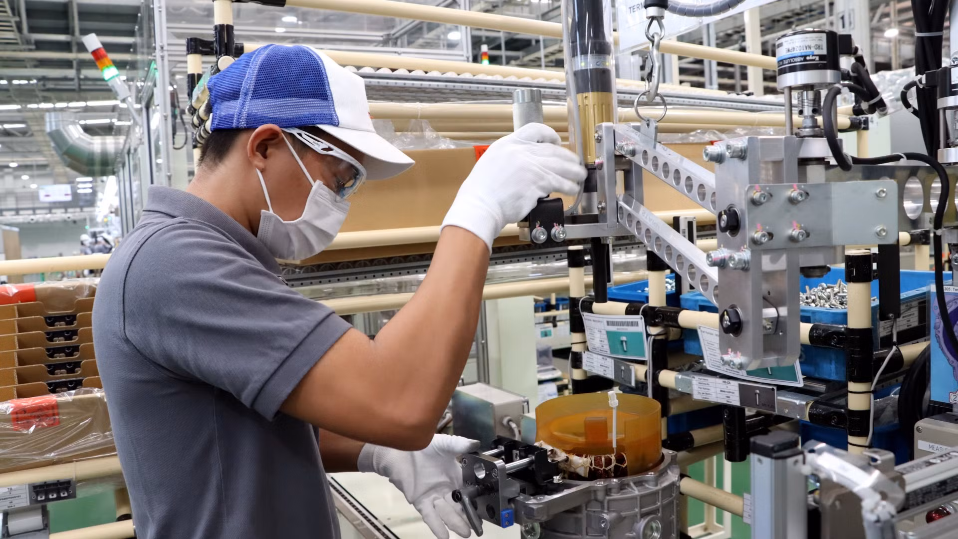 Công nhân Công ty trách nhiệm hữu hạn Sản phẩm công nghiệp Toshiba Asia (khu công nghiệp Amata Biên Hòa) trong giờ làm việc. (Ảnh: Thiên Vương) Công nhân Công ty trách nhiệm hữu hạn Sản phẩm công nghiệp Toshiba Asia (khu công nghiệp Amata Biên Hòa) trong giờ làm việc. (Ảnh: Thiên Vương)