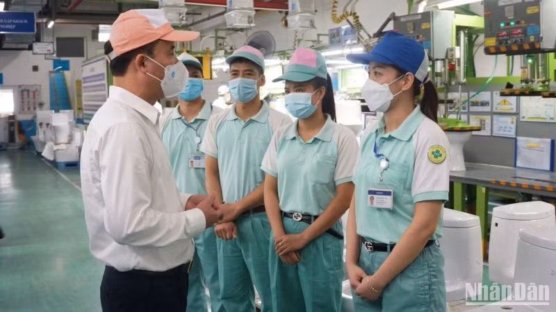 Tổng Giám đốc Bảo hiểm xã hội Việt Nam Nguyễn Thế Mạnh kiểm tra việc hỗ trợ người lao động từ Quỹ Bảo hiểm thất nghiệp tại Công ty TNHH Toto Việt Nam. (Ảnh: Tâm Trung) Tổng Giám đốc Bảo hiểm xã hội Việt Nam Nguyễn Thế Mạnh kiểm tra việc hỗ trợ người lao động từ Quỹ Bảo hiểm thất nghiệp tại Công ty TNHH Toto Việt Nam. (Ảnh: Tâm Trung)