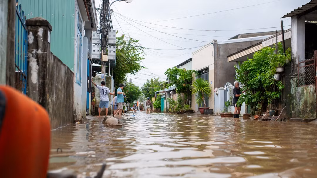 Đi sâu vào kiệt 138 Hoàng Văn Thái (số đường cũ khu vực Mẹ Suốt), tại con hẻm 74, gần như nhà nào trong hẻm này cũng nhọc nhằn quét nước, đẩy bùn cả trong nhà và ngoài đường. Theo lời của một số hộ dân bám trụ trong đêm mưa lớn, vị trí này bị ngập đến hơn 1m. Dù đã có sự chủ động và thông tin từ sớm, nhưng nhiều người cũng không kịp trở tay ứng phó. Đi sâu vào kiệt 138 Hoàng Văn Thái (số đường cũ khu vực Mẹ Suốt), tại con hẻm 74, gần như nhà nào trong hẻm này cũng nhọc nhằn quét nước, đẩy bùn cả trong nhà và ngoài đường. Theo lời của một số hộ dân bám trụ trong đêm mưa lớn, vị trí này bị ngập đến hơn 1m. Dù đã có sự chủ động và thông tin từ sớm, nhưng nhiều người cũng không kịp trở tay ứng phó.