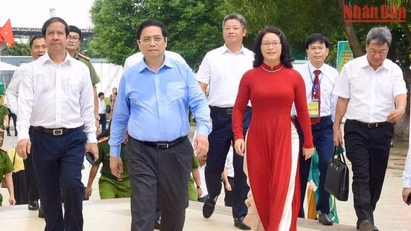 Thủ tướng Phạm Minh Chính cùng các đại biểu tham dự Chương trình. Thủ tướng Phạm Minh Chính cùng các đại biểu tham dự Chương trình.