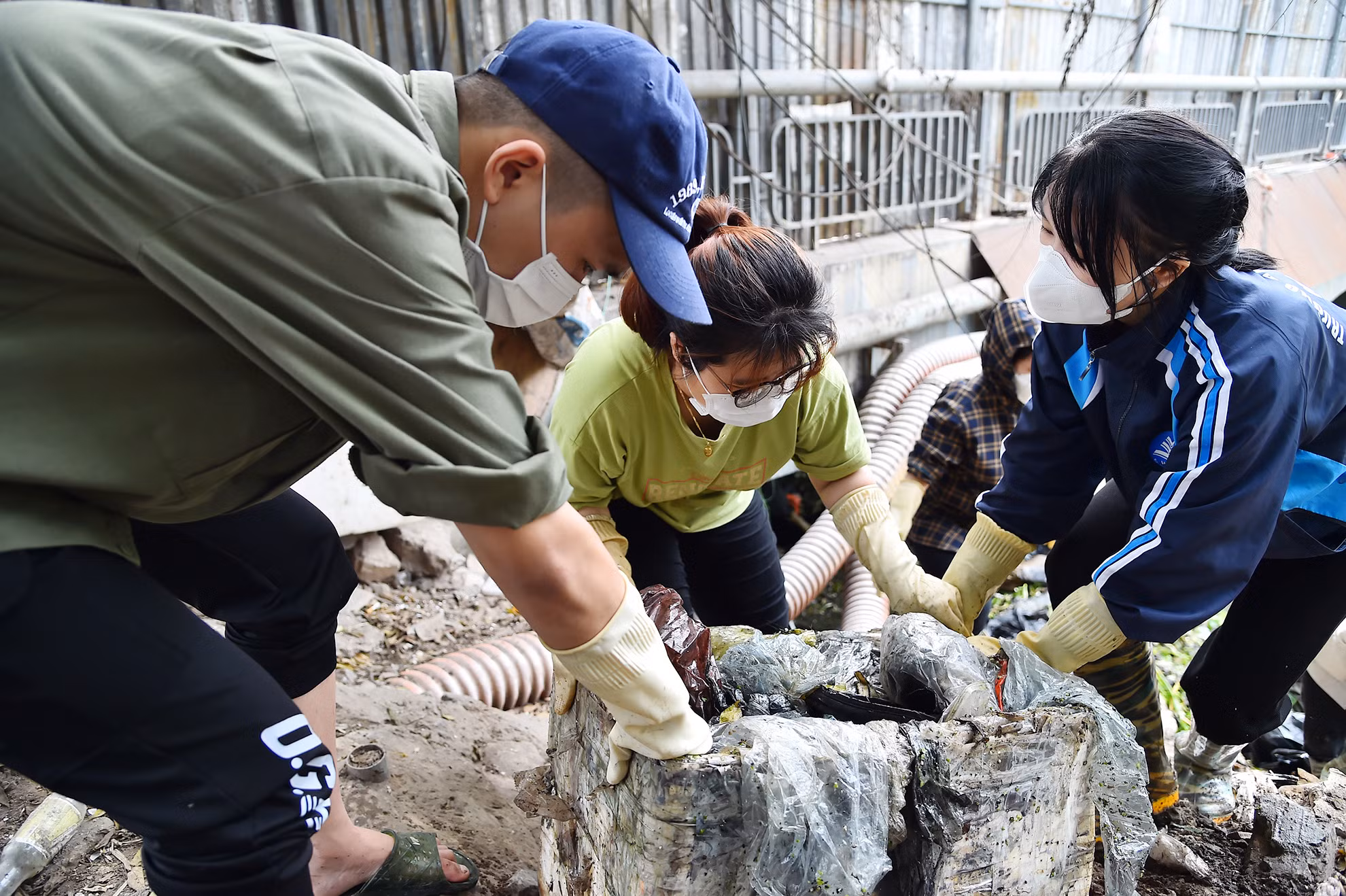 Bạn Lê Minh Hiếu, 1 trong 2 thành viên sáng lập cho biết: "Tùy từng công việc mỗi ngày mà chúng tôi huy động các thành viên tham gia, mỗi buổi ra quân sẽ tiến hành dọn sạch rác mới là hoàn thành công việc. Sáng có thể không xong chúng tôi nghỉ ngơi ăn trưa chiều tiến hành làm tiếp chứ không bở dở giữa chừng".
