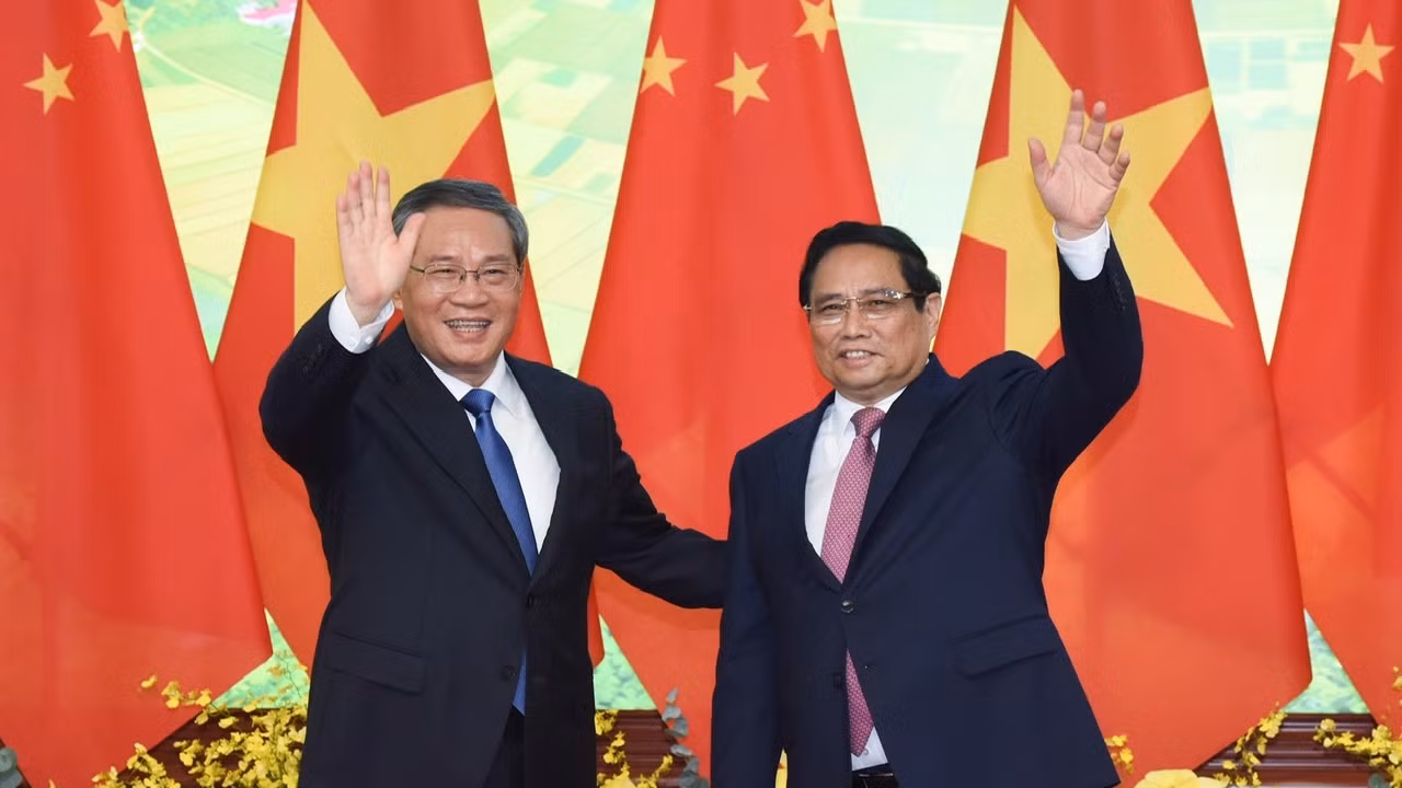 Thủ tướng Phạm Minh Chính và Thủ tướng Trung Quốc Lý Cường vẫy chào các cơ quan thông tấn, báo chí. Thủ tướng Phạm Minh Chính và Thủ tướng Trung Quốc Lý Cường vẫy chào các cơ quan thông tấn, báo chí.