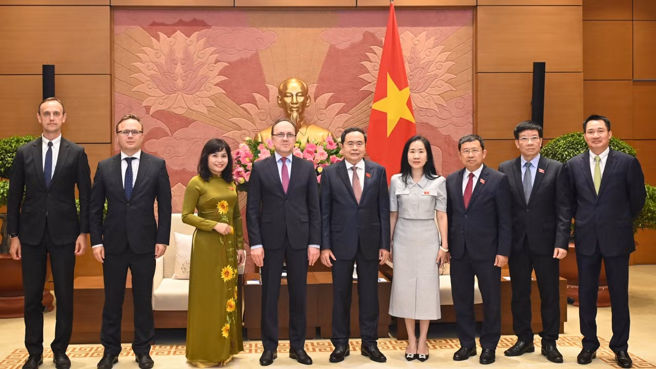 Chủ tịch Quốc hội Trần Thanh Mẫn và Đại sứ Liên bang Nga Gennady Bezdetko cùng đại biểu hai nước chụp ảnh lưu niệm tại cuộc tiếp. Chủ tịch Quốc hội Trần Thanh Mẫn và Đại sứ Liên bang Nga Gennady Bezdetko cùng đại biểu hai nước chụp ảnh lưu niệm tại cuộc tiếp.