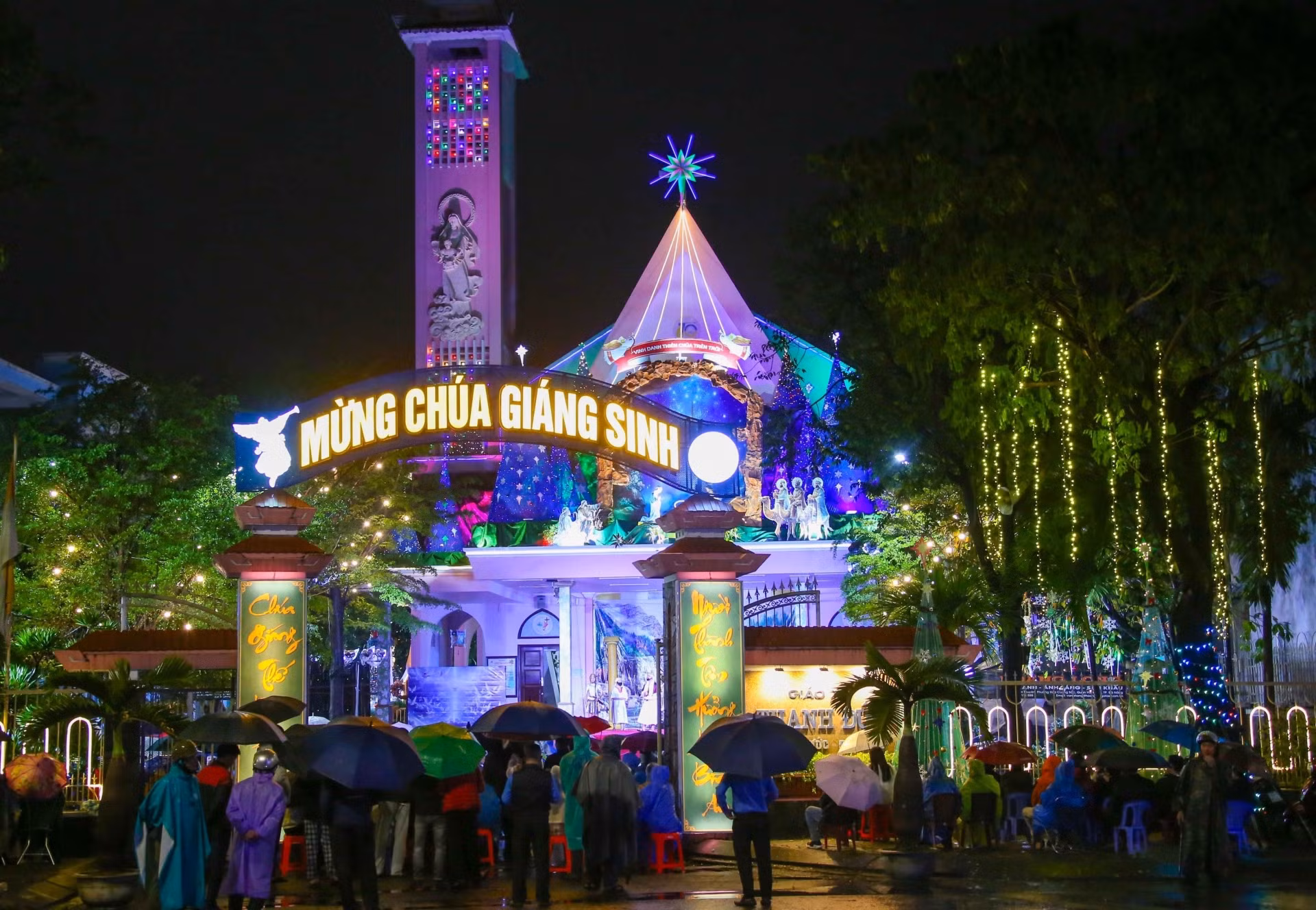 Nhà thờ giáo xứ Thanh Đức rực rỡ đón Lễ Giáng sinh trong thời tiết mưa nhẹ. (Ảnh: Trần Lê Lâm/TTXVN) Nhà thờ giáo xứ Thanh Đức rực rỡ đón Lễ Giáng sinh trong thời tiết mưa nhẹ. (Ảnh: Trần Lê Lâm/TTXVN)