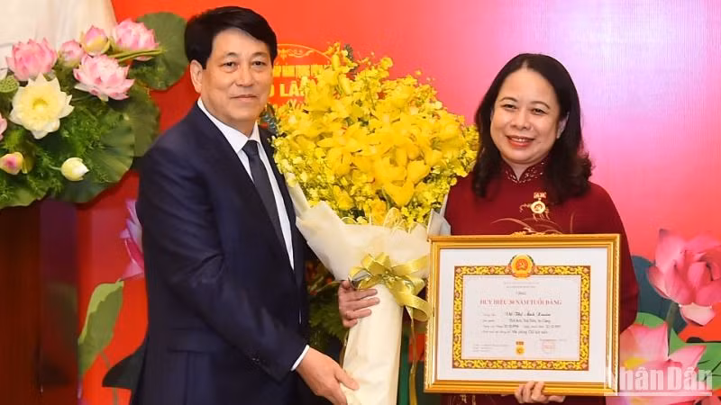 Chủ tịch nước Lương Cường trao Huy hiệu 30 năm tuổi Đảng và chúc mừng Phó Chủ tịch nước Võ Thị Ánh Xuân. 