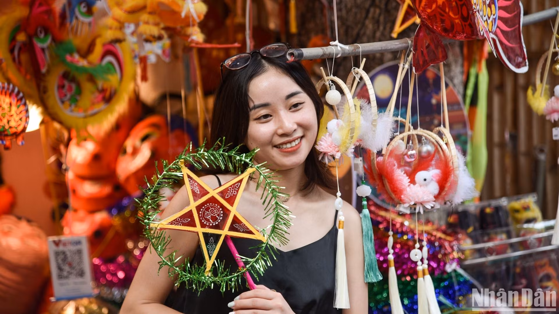 Bạn trẻ tranh thủ chụp ảnh check-in, ôn lại kỷ niệm thời thơ ấu với chiếc đèn ông sao lung linh rực rỡ.